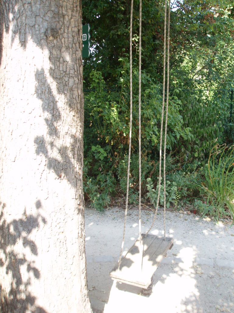 Huśtawka w muzealnym ogrodzie przypomina, że właśnie tu Renoir namalował swój sławny obraz La Balançoire czyli Huśtawka.